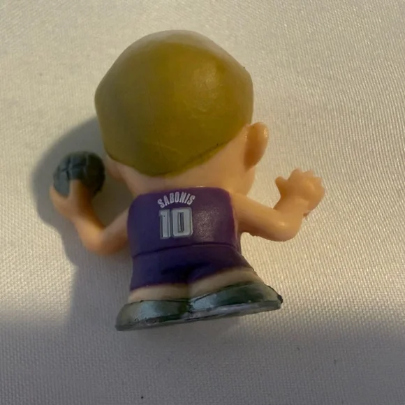 NBA Sabonis 10 Sacramento Kings Teenymate Lockers - Picture 3 of 3